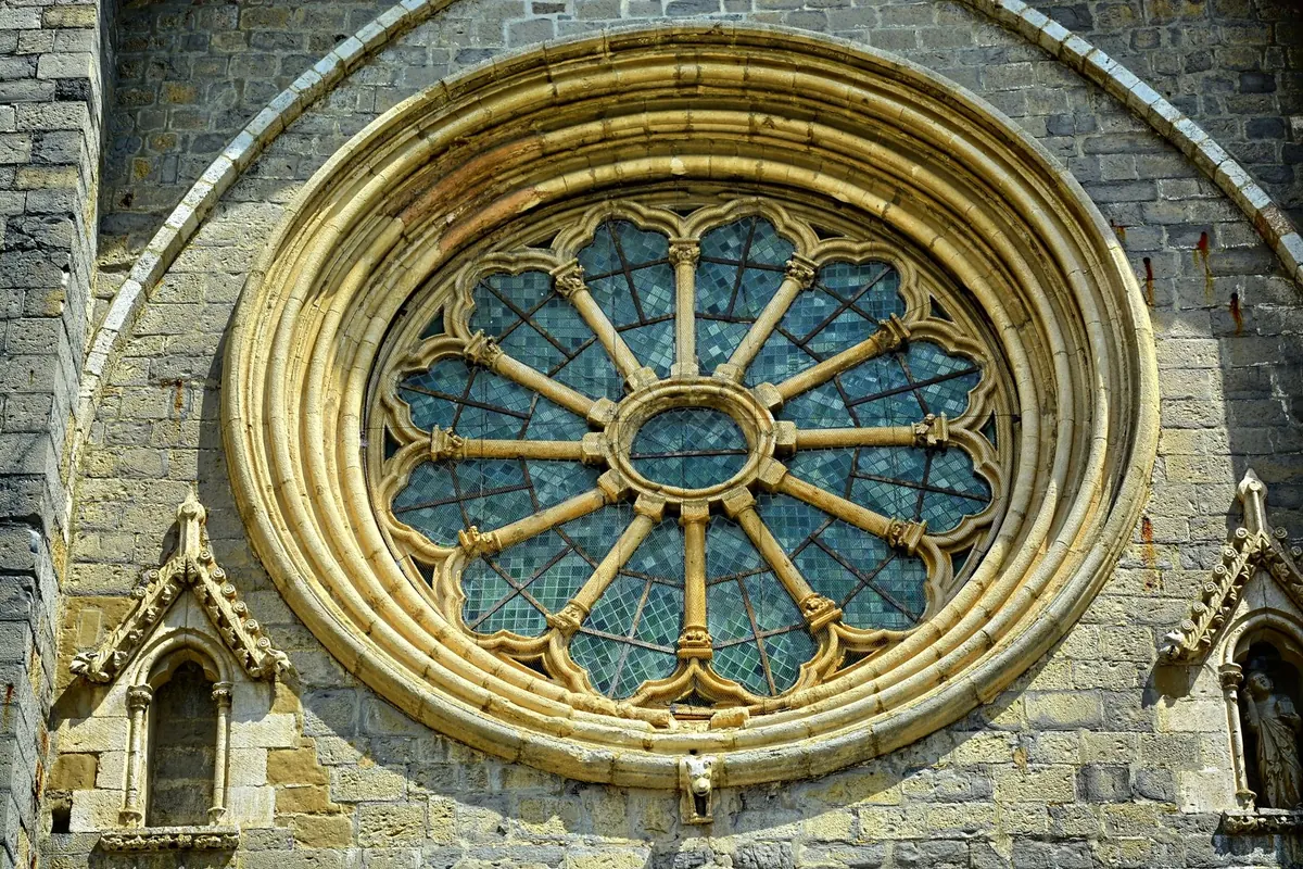 How to Identify Romanesque and Gothic Features in Abbey Churches